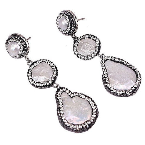 Lange zoetwater parel oorbellen met witte parels en stras steentjes, zijaanzicht | Bright 3 Pearl