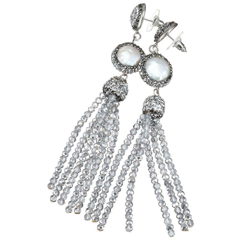 Lange witte zoetwater parel oorbellen met zilveren kristallen kwastje schuin | Bright Coin Pearl Silver Crystal Tassel