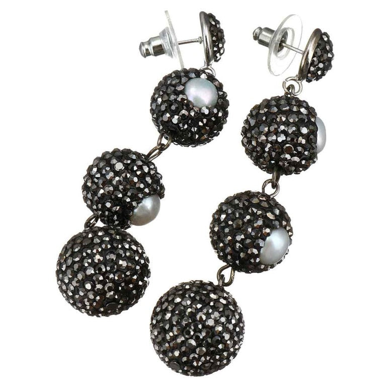 Lange zoewater parel oorbellen met witte parels en zwarte stras steentjes, schuin | Bright Pearl Balls