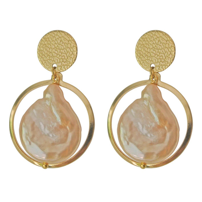 Zoetwater parel oorbellen met grote zalm kleurige parels met goud edelstaal | Flow Peach Coin Gold Pearl