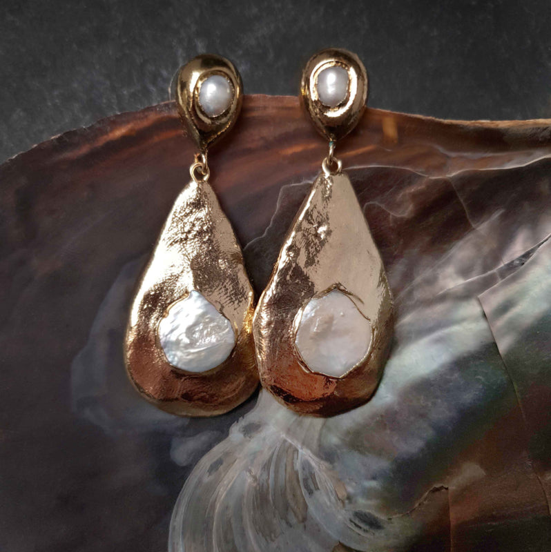 Lange witte parel oorknoppen met goud hangend in schelp| Gold Boldy