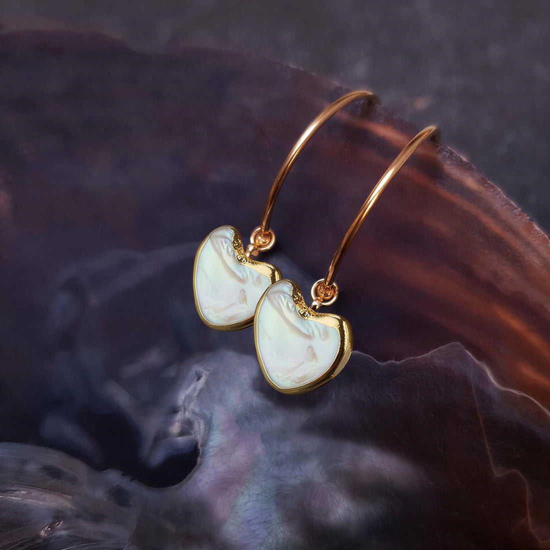 Grote zoetwater parel oorringen met wit parel hart en goud edelstaal hangend in schelp | Golden Hope 25 mm Heart White Pearl