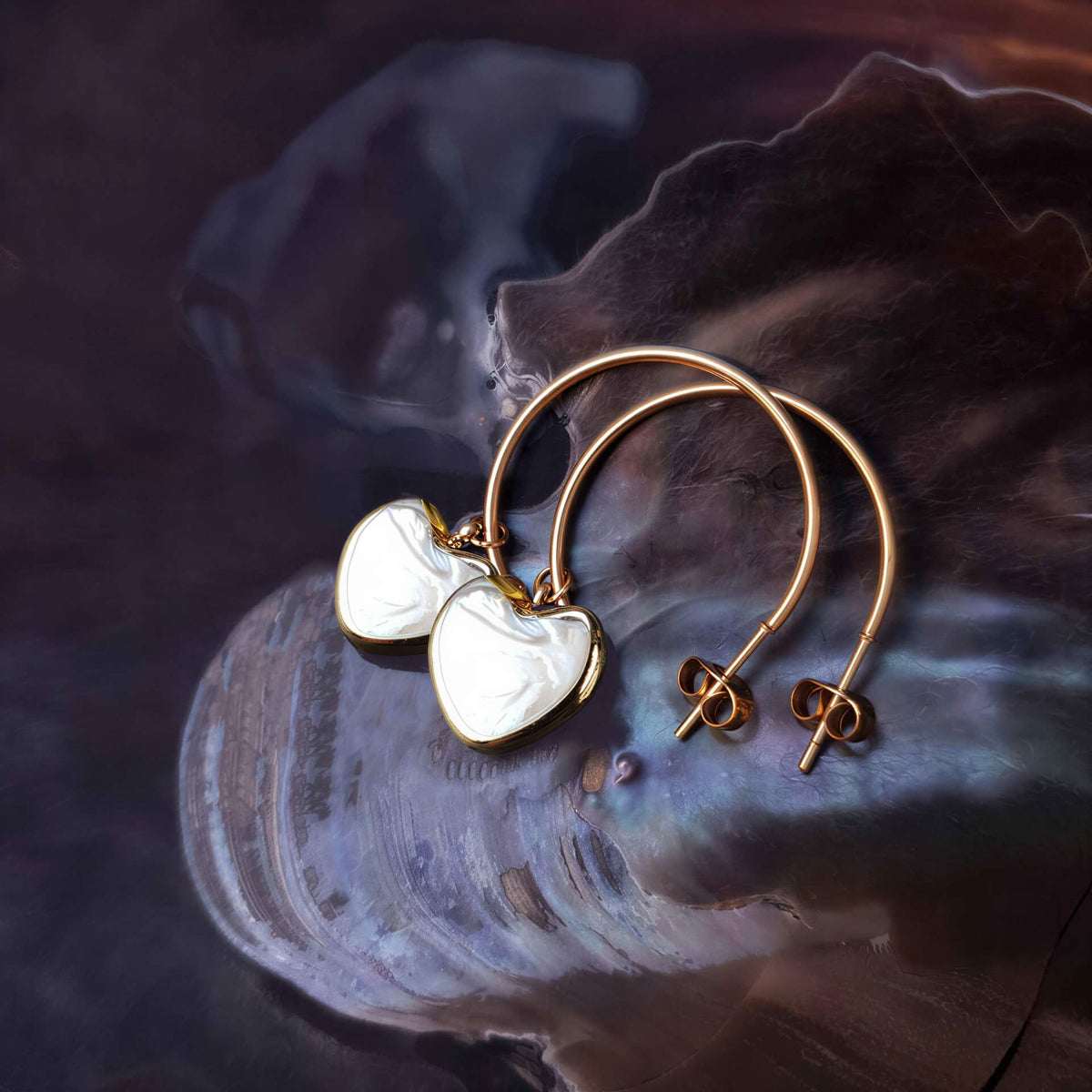 Grote zoetwater parel oorringen met wit parel hart en goud edelstaal liggend in schelp | Golden Hope 25 mm Heart White Pearl