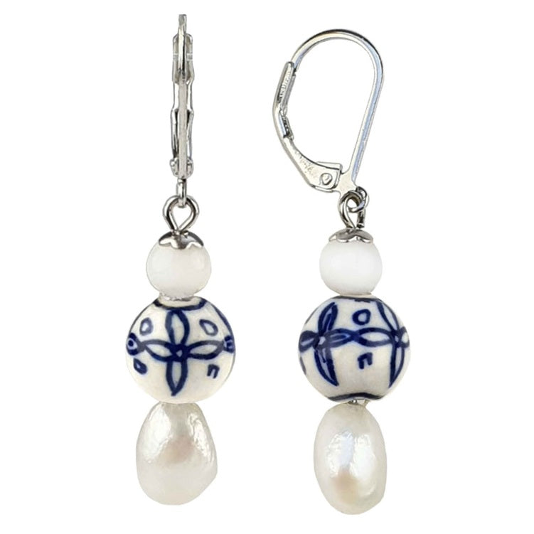 Zoetwater parel oorbellen met witte parels, parelmoer, Delfts blauwe ornament en edelstaal | Hollands Glorie Bedeltje
