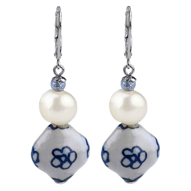 Zoetwater parel oorbellen met witte parel, Delfts blauwe ornament en edelstaal, vooraanzicht | Hollands Glorie Bloem