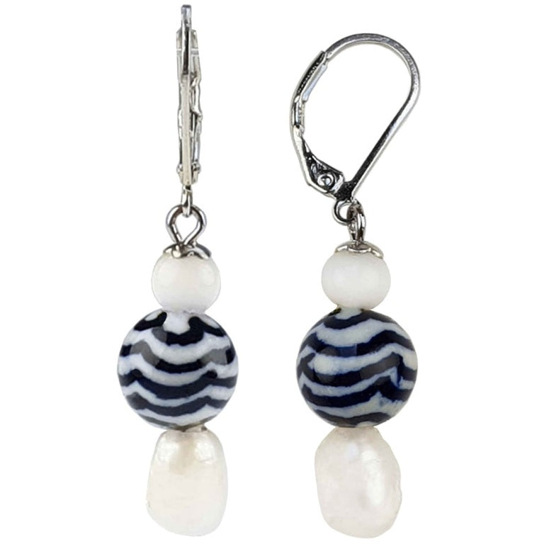 Zoetwater parel oorbellen met witte parel, Delfts blauw ornament en edelstaal | Hollands Glorie Golfje