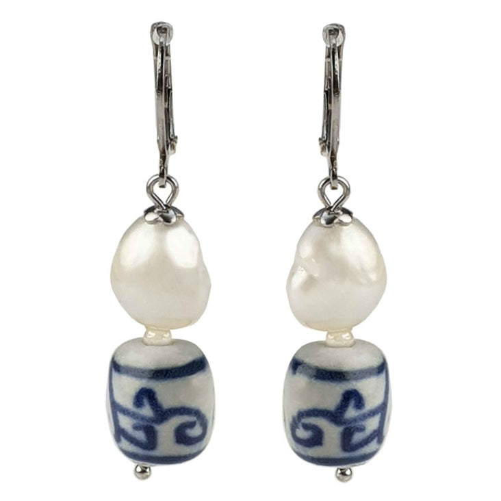 Zoetwater parel oorbellen met witte parels, Delfts blauw ornament en edelstaal, vooraanzicht | Hollands Glorie Spiral White