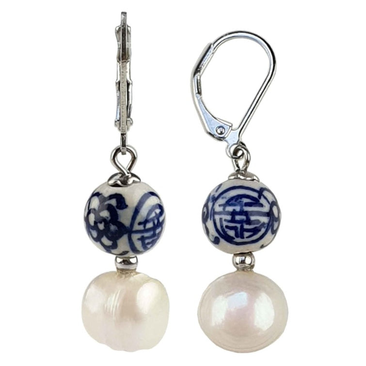 Zoetwater parel oorbellen met witte parels, Delfts blauw ornament en edelstaal | Hollands Glorie Zilver Bling