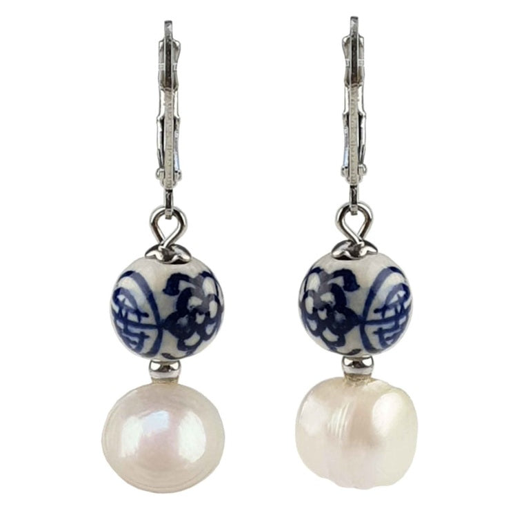 Zoetwater parel oorbellen met witte parels, Delfts blauw ornament en edelstaal, vooraanzicht | Hollands Glorie Zilver Bling