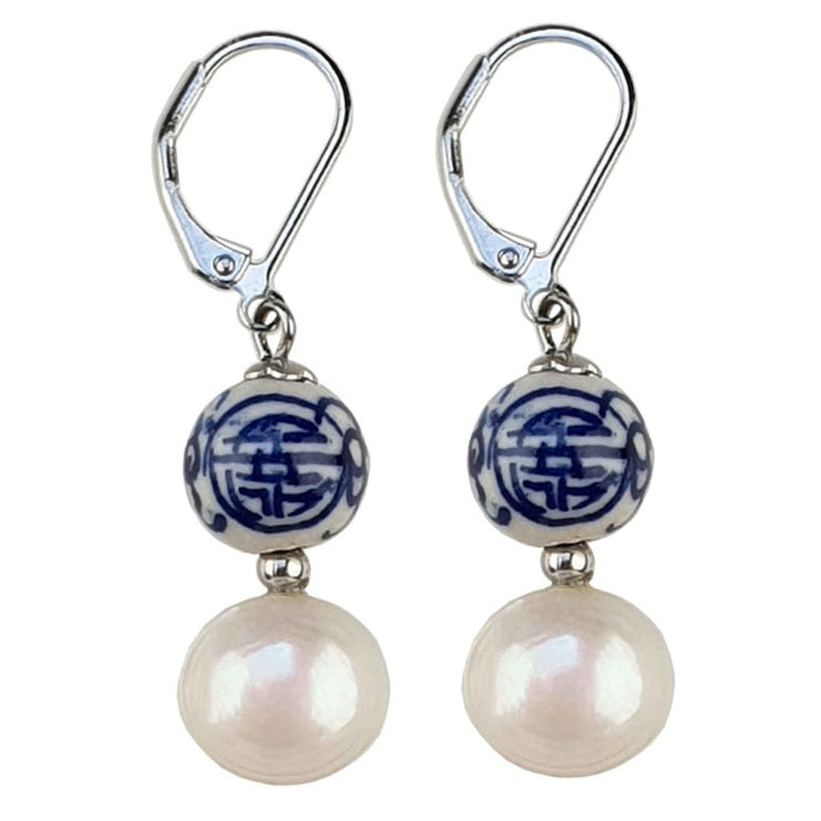 Zoetwater parel oorbellen met witte parels, Delfts blauw ornament en edelstaal, zijaanzicht | Hollands Glorie Zilver Bling