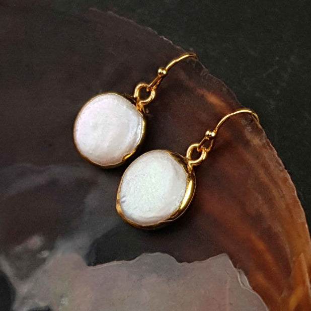 Witte zoetwater parel oorbellen met goud edelstaal liggend in schelp| One Gold Coin Pearl