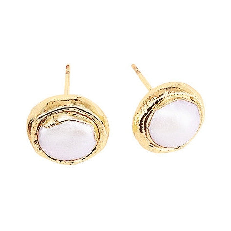 Witte zoetwater parel oorbellen met gouden rand, bovenaanzicht | One Gold Stud Pearl