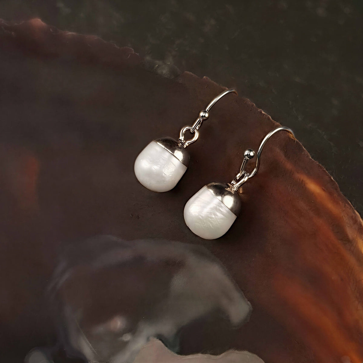 Witte zoetwater parel oorbellen met zilver edelstaal liggend in schelp | Silver Dip White Pearl