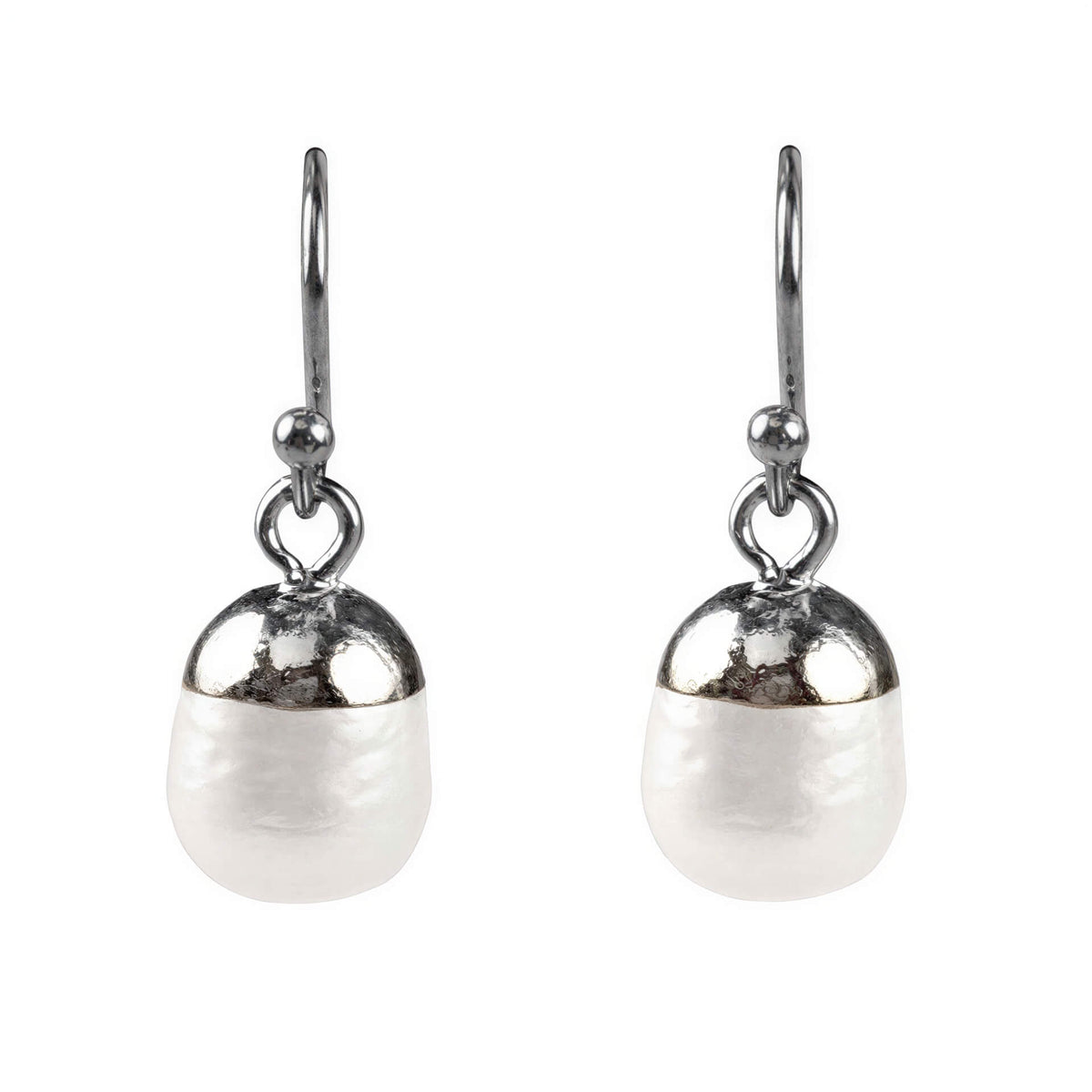 Witte zoetwater parel oorbellen met zilver edelstaal vooraanzicht | Silver Dip White Pearl