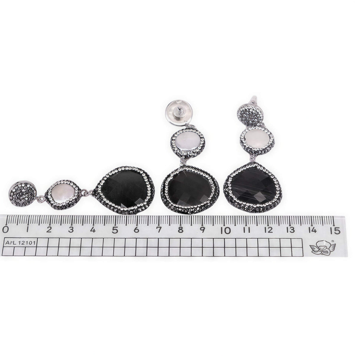 Lange witte zoetwater parel oorbellen met stras steentjes en zwarte kattenoog, maat indicatie | Bright Pearl Black Cat’s Eye