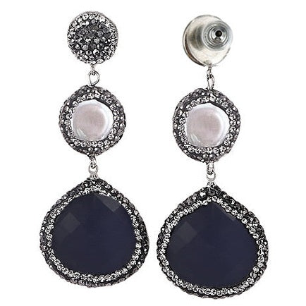 Lange witte zoetwater parel oorbellen met stras steentjes en donker blauwe kattenoog, voor en achterkant | Bright Long Pearl Dark Blue Cat’s Eye