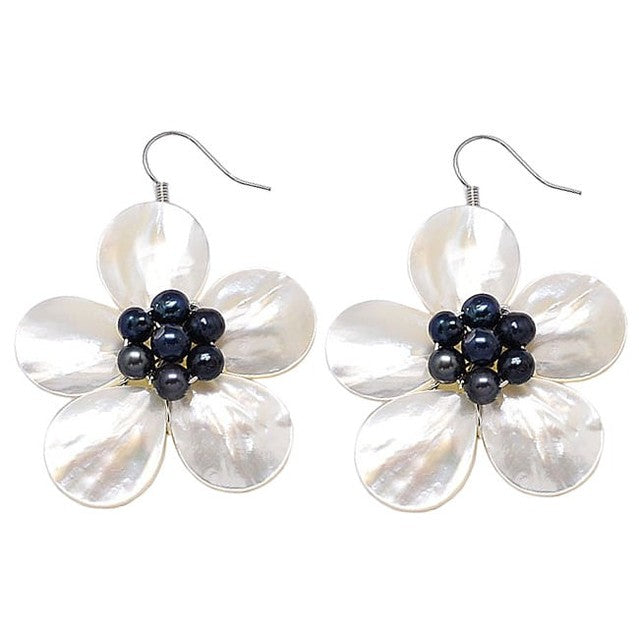 Zoetwater parel oorbellen met blauw zwarte parels, wit parelmoer in bloem vorm en zilver edelstaal | set Fleury B