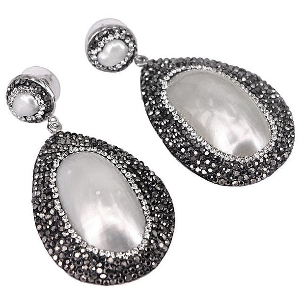 Grote witte zoetwater parel oorbellen met stras steentjes, liggend | Bright Shell Oval