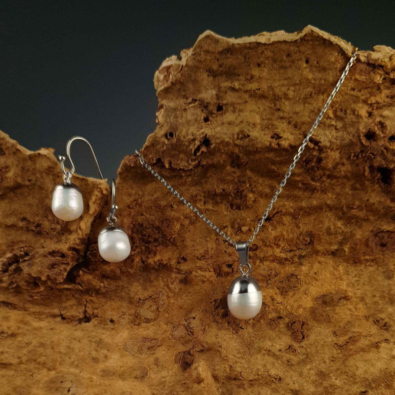 witte zoetwater parel set bestaande uit een parelketting en parel oorbellen met zilver edelstaal en parel hanger met achtergrond schors | set Silver Dip White Pearl