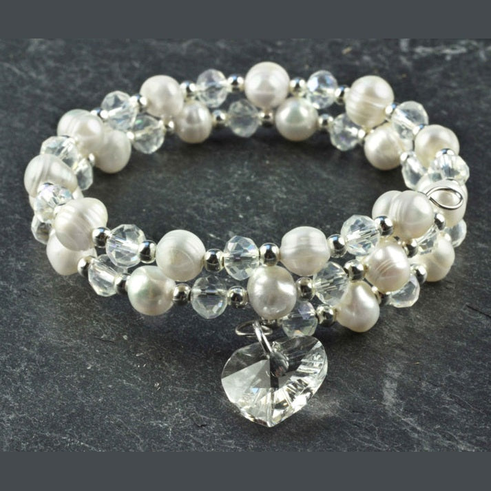 Wit zoetwater parel wikkel armband met kristallen hartje liggend op leisteen | Wrap Pearl Crystal Heart