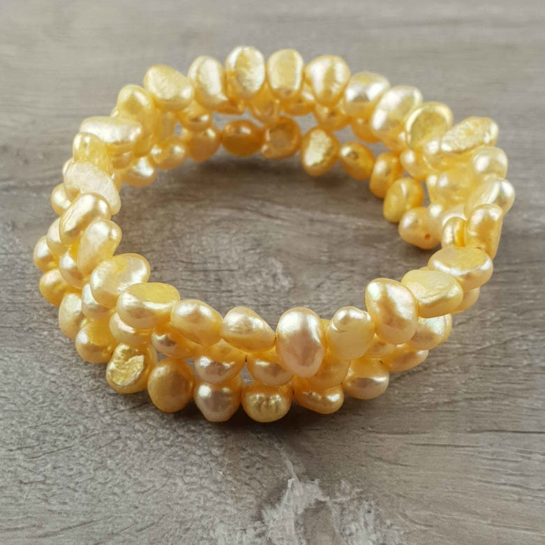 Zoetwater parel wikkel armband met gele parels liggend op hout | Zen Yellow