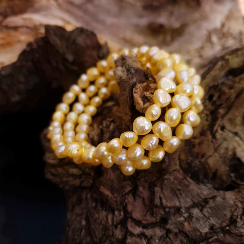 Zoetwater parel wikkel armband met gele parels liggend op stronk | Zen Yellow