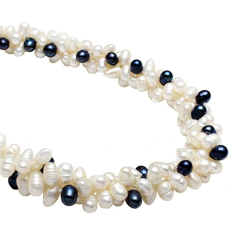 Detail van zoetwater parelketting met witte en zwart blauwe parels in 3 strengen | Amira