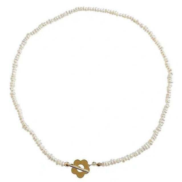 Zoetwater parelketting met kleine witte parels en gouden bloem slotje | Bloem