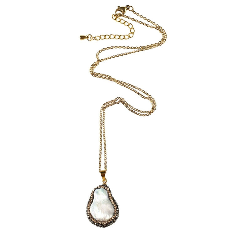 Zoetwater parelketting met witte parelhanger met gouden en zwarte stras steentjes en goud edelstaal liggend | Bright Minimal Gold Teardrop