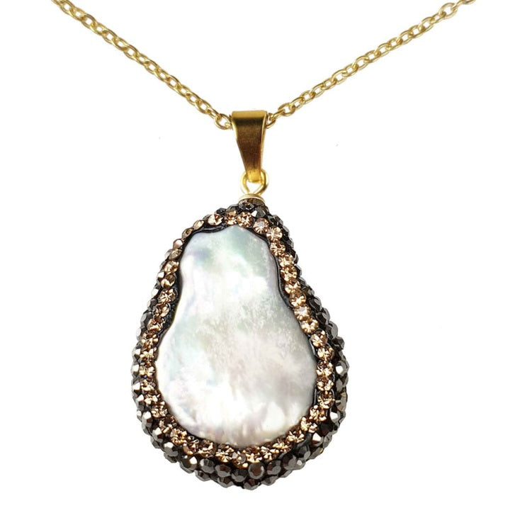 Detail van zoetwater parelketting met witte parelhanger met gouden en zwarte stras steentjes en goud edelstaal | Bright Minimal Gold Teardrop