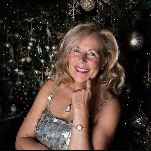 Zoetwater parelketting met witte parelhanger met gouden en zwarte stras steentjes en goud edelstaal op model | Bright Minimal Gold Teardrop