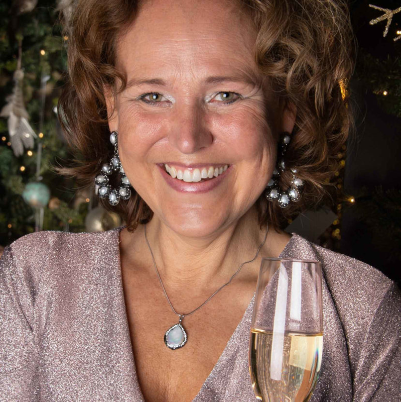 Zoetwater parelketting met witte parel hanger met stras steentjes en zilver edelstaal gedragen door model | Bright Minimal Silver Teardrop