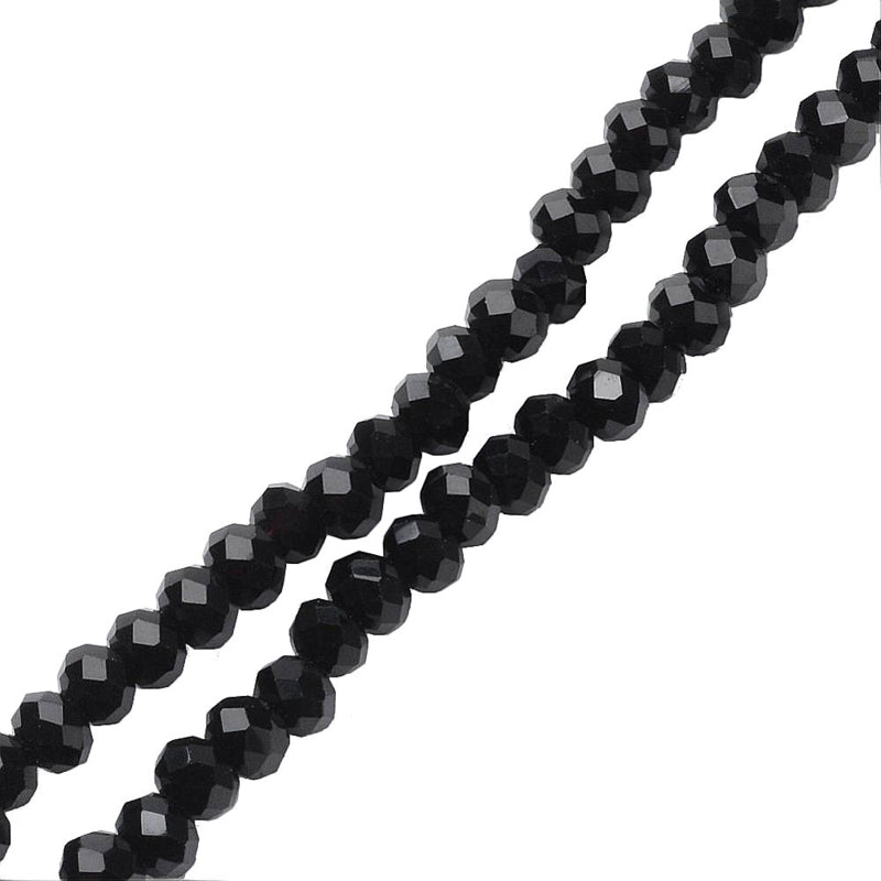 Detail van lange zoetwater parelketting met witte parels en stras steentjes en zwart kwastje | Bright Pearl Big Nut Tassel