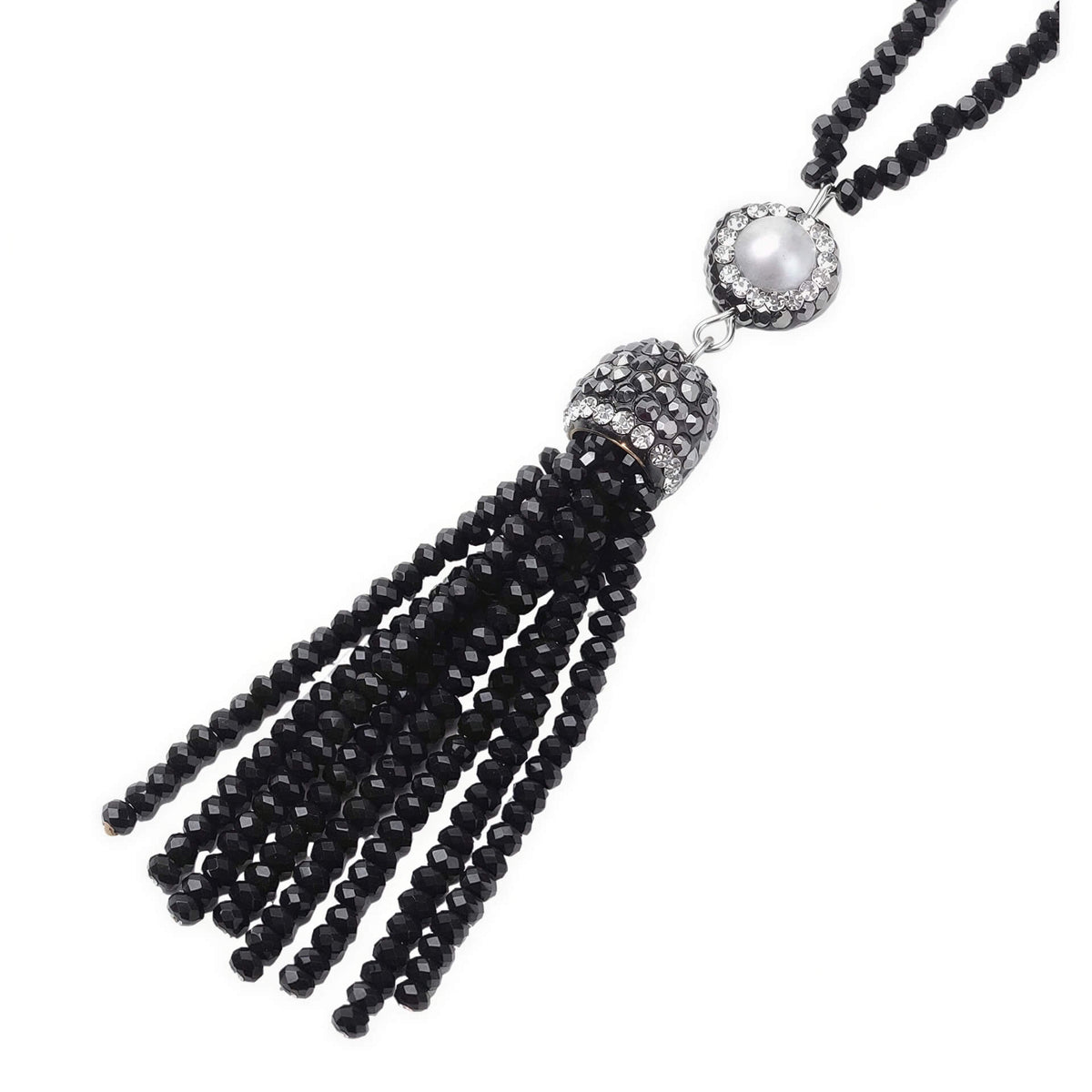 Detail van lange zoetwater parelketting met witte parels en stras steentjes en zwart kwastje | Bright Pearl Big Nut Tassel