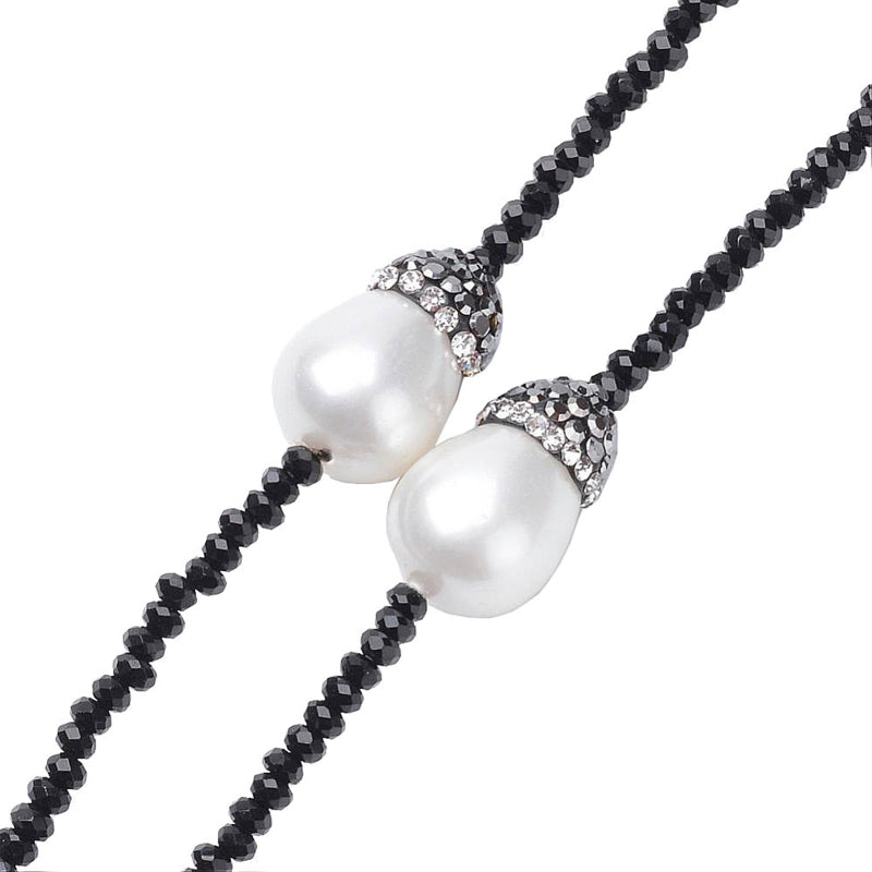 Detail van lange zoetwater parelketting met witte parels en stras steentjes en zwart kwastje | Bright Pearl Big Nut Tassel
