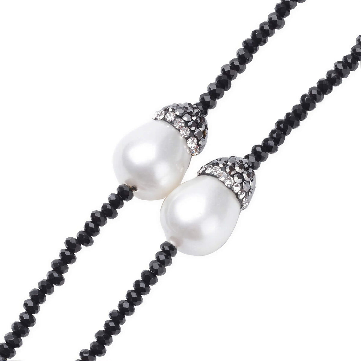 Detail van lange zoetwater parelketting met witte parels en stras steentjes en zwart kwastje | Bright Pearl Big Nut Tassel