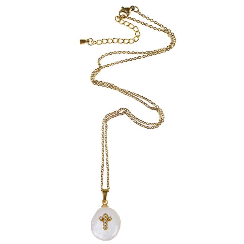 Zoetwater parelketting met witte parel hanger met stras steentjes in kruis motief en goud edelstaal liggend | Coin Pearl Golden Cross