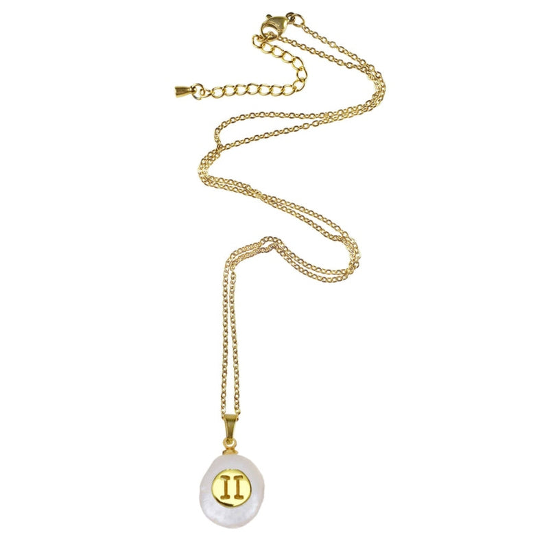 Witte zoetwater parelketting met hanger en symbool van sterrenbeeld Tweeling en goud edelstaal liggend | Gouden Sterrenbeeld Tweeling