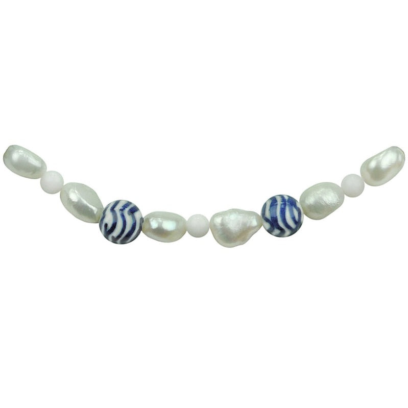 Detail van zoetwater parelketting met witte parels, kralen met Delfts blauw motief en magneetslotje | Hollands Glorie Golfje