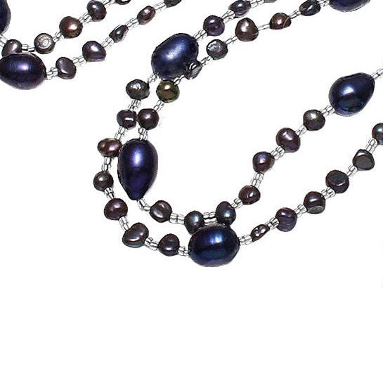Detail van lange zoetwater parelketting met blauw zwarte parels | Long seed Bead Dark Blue