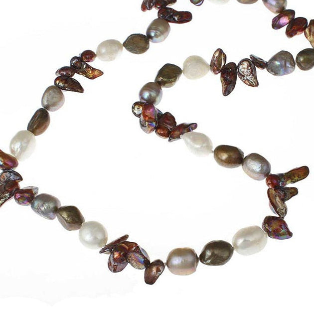 Detail van lange handgeknoopte parelketting met gekleurde parels | Lynn