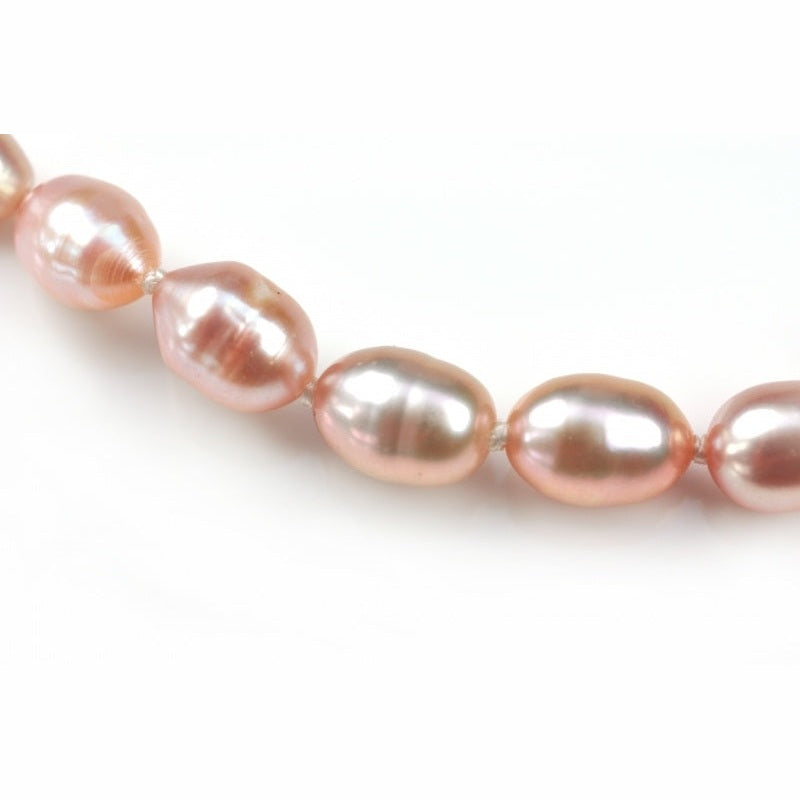 Detail van roze handgeknoopte zoetwater parelketting met sterling zilver (925) | Pini