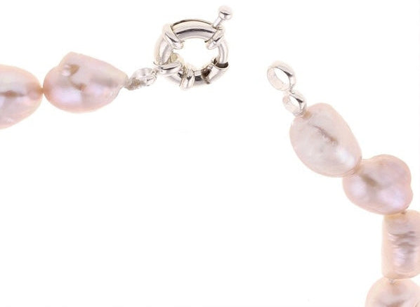 Detail van slotje van roze zoetwater parelketting