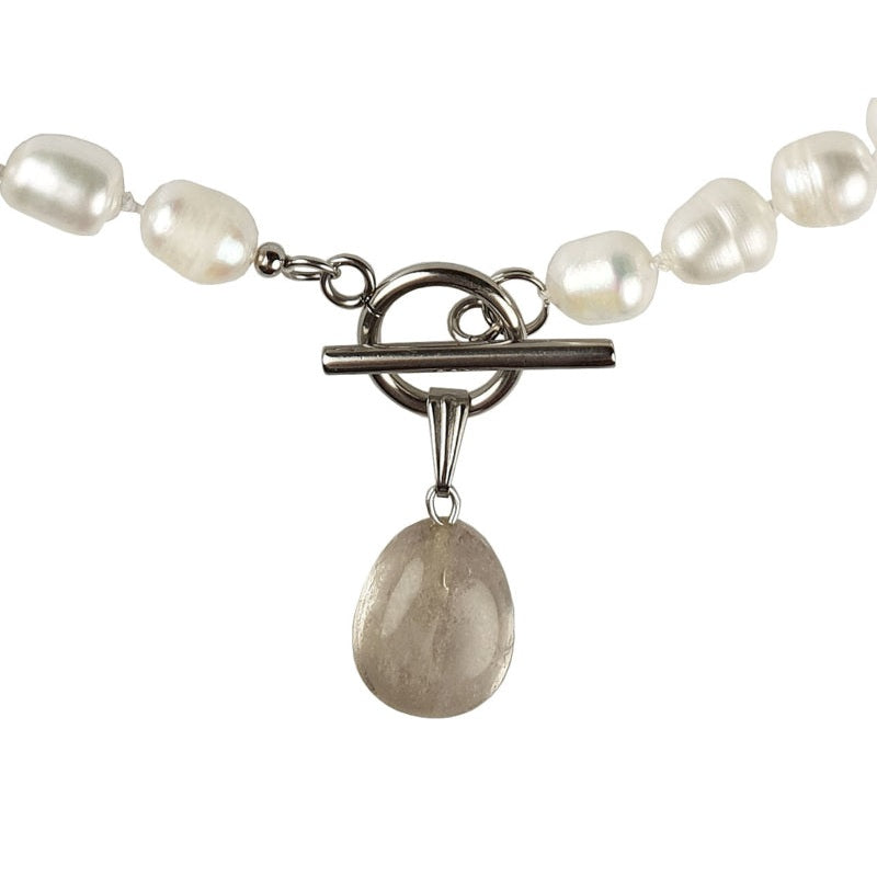 Detail van handgeknoopte zoetwater parelketting met witte parels, zilver edelstaal en rook kwarts hanger | Toggle Pearl Smokey Quartz