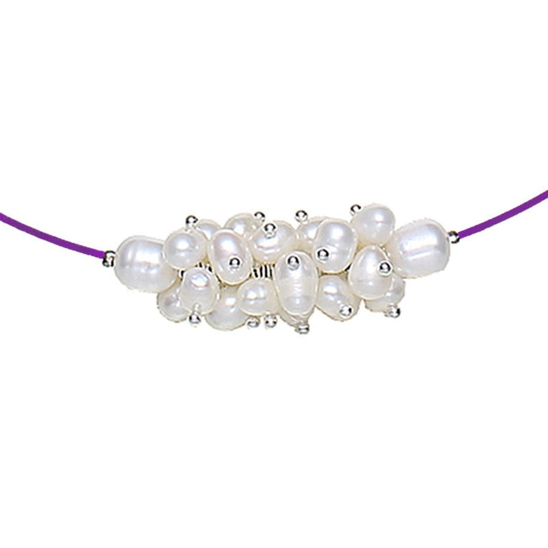 Detail van korte zoetwater parelketting met witte parels aan paarse spang met magneetslotje | White Oval Ball Purple