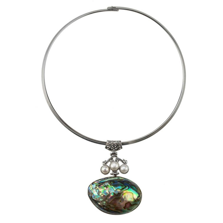 Zoetwater parelketting met witte parels en abalone hanger aan zilveren spang | Three Pearl Abalone