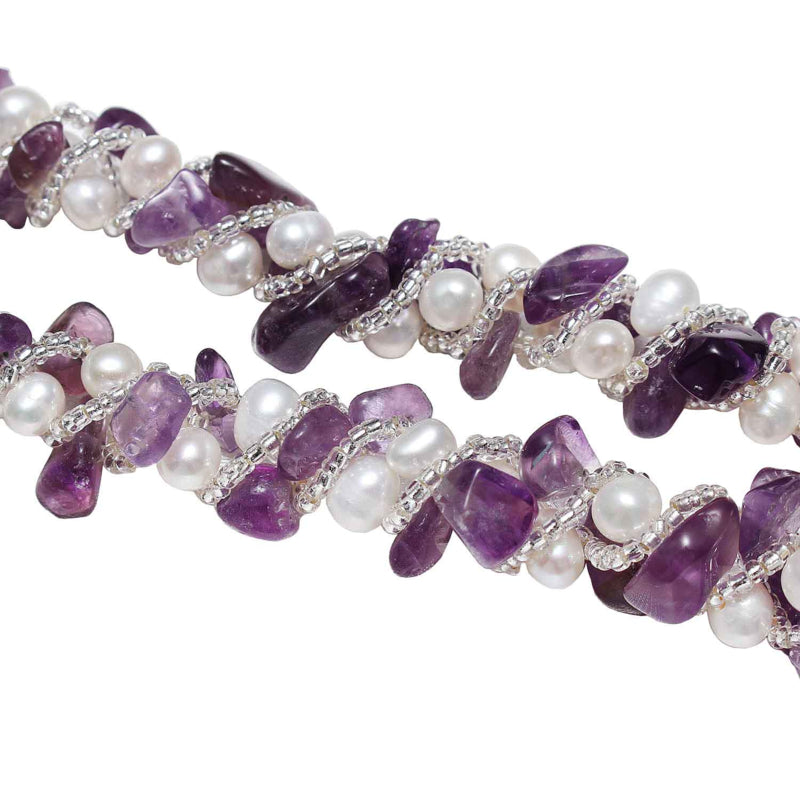 Detail van zoetwater parelketting met witte parels, paarse edelsteen amethist en magneetslotje | Pearl White Amethyst