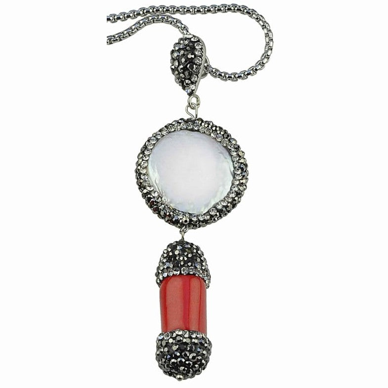 Detail van witte zoetwater parelketting met rood koraal, stras steentjes en zilver edelstaal | Bright Pearl Coral