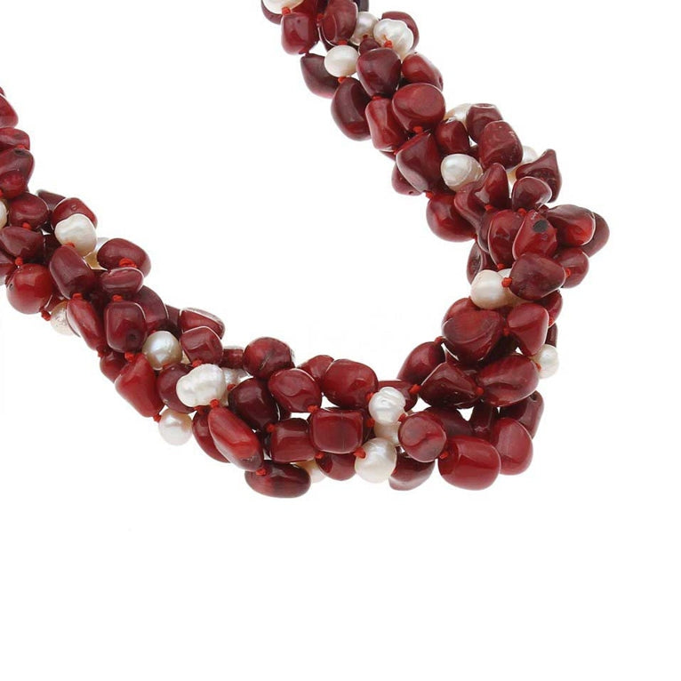 Detail van zoetwater parelketting met witte parels en rood koraal in 5 rijen | Caro