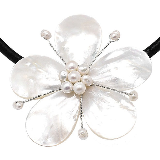Detail van zoetwater parelketting met witte parels en parelmoer in bloem vorm | Big Flower Pearl